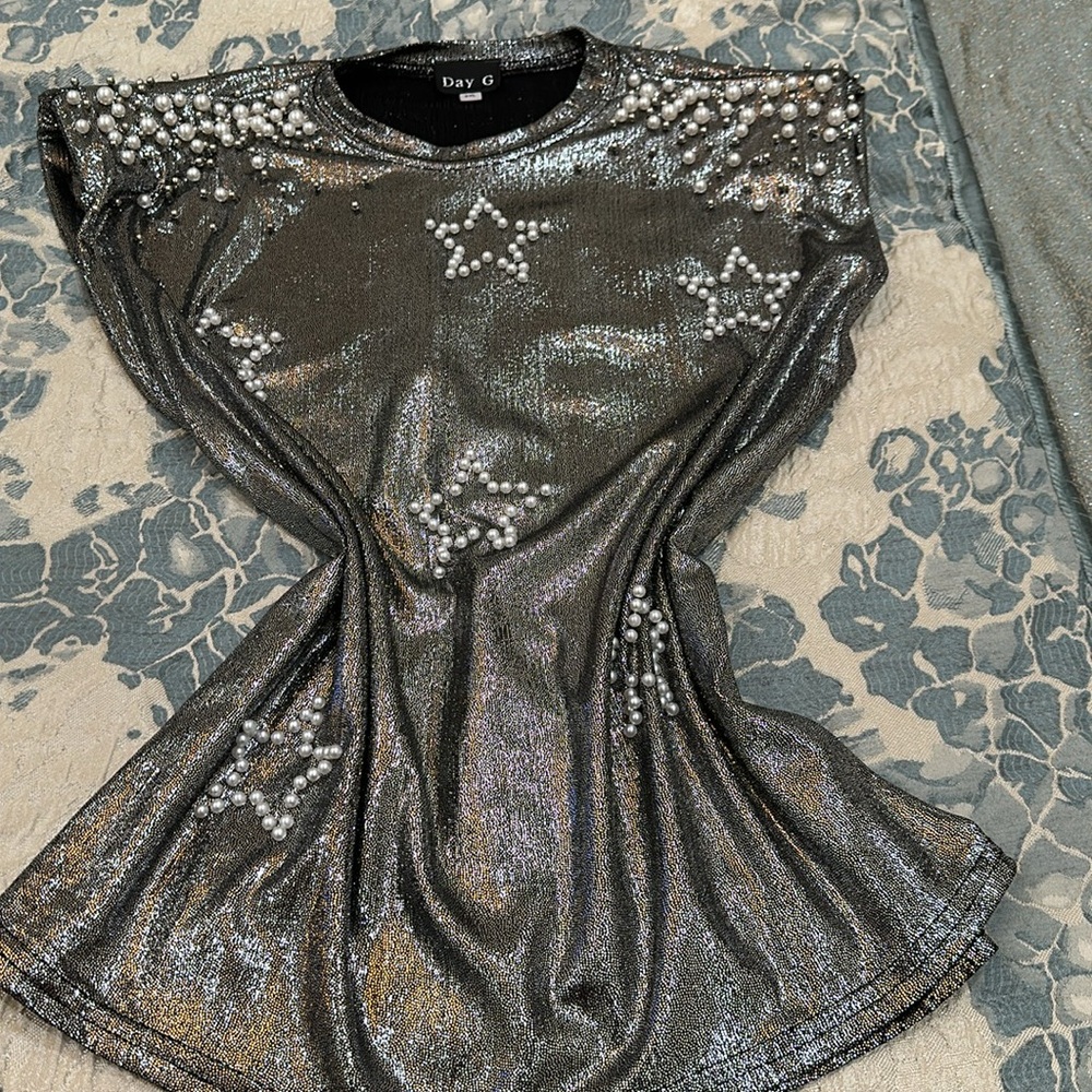 Metallic Star Pearl Top. - Picture 2 of 7